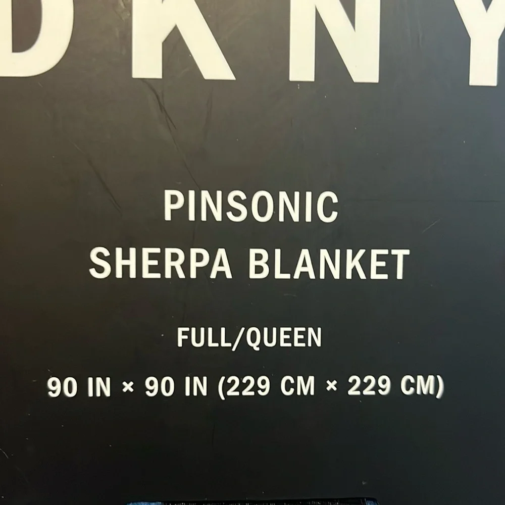 DKNY Pinsonic Sherpa Full / Queen Blanket blue 90”x90” polyester new